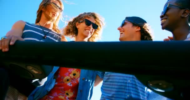 Grupo Amigos Divirtiéndose Coche Playa — Vídeo de stock