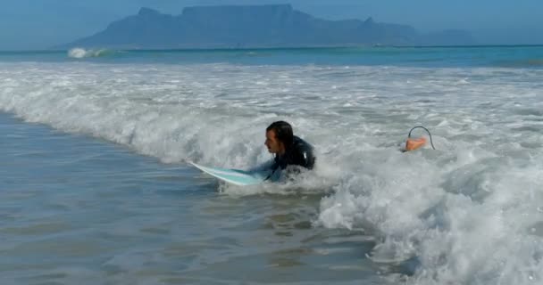 Man Surfen Zee Bij Strand — Stockvideo