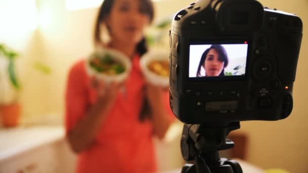 Mujer Video Blogger Grabación Vídeo Comida Vlog Casa — Vídeo de stock