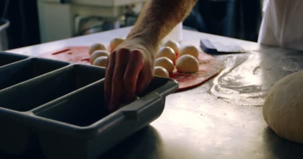 Chef Maschio Che Applica Semi Papavero Palline Pasta Arrotolate Collocando — Video Stock