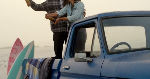 Glückliches Paar Hat Spaß Auto — Stockvideo
