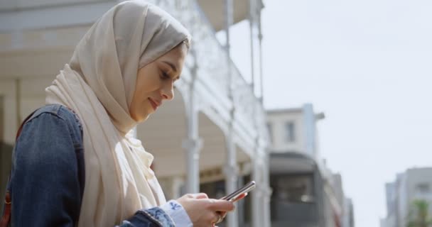 Νεαρή Γυναίκα Στο Χιτζάμπ Χρησιμοποιώντας Κινητό Τηλέφωνο — Αρχείο Βίντεο