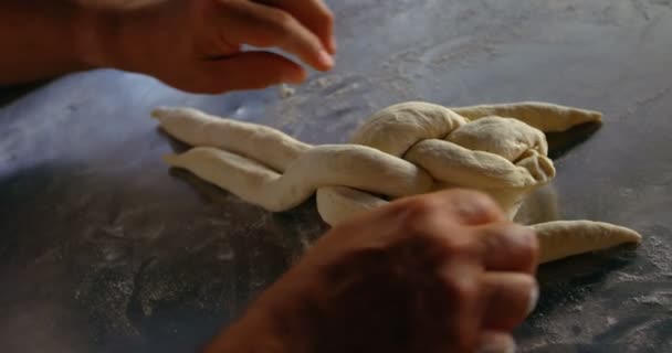 Chef Masculino Formando Camadas Massa Croissant Bancada — Vídeo de Stock