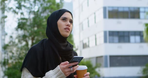 Mulher Atenciosa Hijab Usando Telefone Celular — Vídeo de Stock