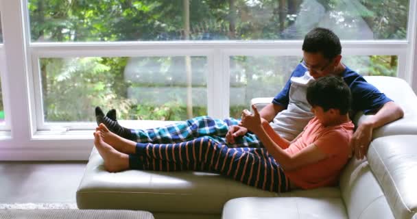 Apa Fia Használ Mozgatható Telefon Ban Élő Szoba Otthon — Stock videók