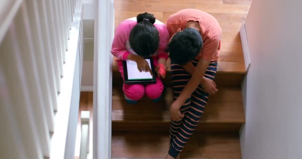 Kinder Mit Digitalem Tablet Hause Auf Der Treppe Sitzen — Stockvideo