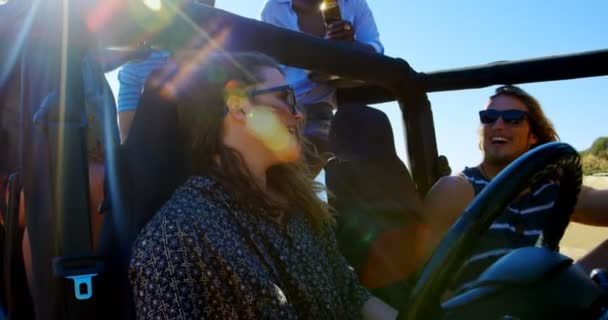 Ομάδα Φίλων Έχοντας Διασκέδαση Στο Αυτοκίνητο Στην Παραλία — Αρχείο Βίντεο