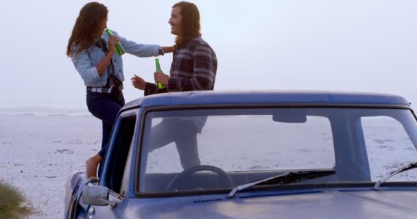 Ευτυχισμένο Ζευγάρι Έχοντας Μπύρα Στο Αυτοκίνητο — Αρχείο Βίντεο