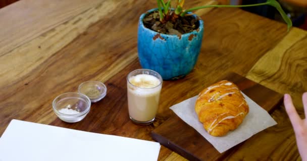 Närbild Kvinna Fotografera Kaffe Och Snacks Kaféet — Stockvideo