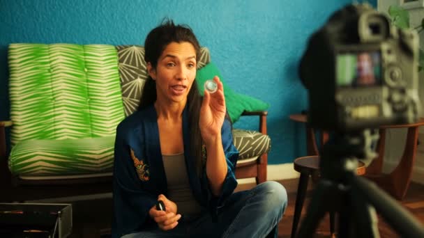 Жіночий Блогер Взаємодіє Косметикою Вдома — стокове відео