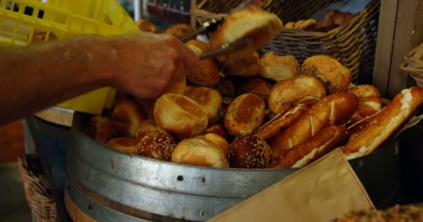 Mužské Šéfkuchař Dát Chléb Koši Pekárnu — Stock video