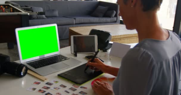 Designer Gráfico Feminino Usando Tablet Gráfico Mesa Escritório — Vídeo de Stock