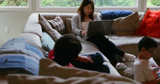 Мати Сини Використовують Ноутбук Вітальні Вдома — стокове відео
