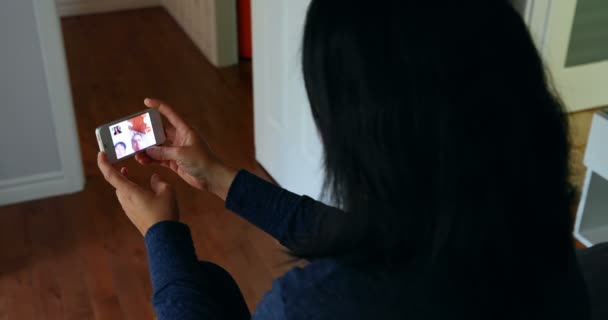 Vrouw Met Behulp Van Mobiele Telefoon Woonkamer Bij Huis — Stockvideo