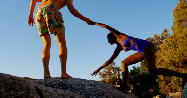 Hombre Dando Ayuda Mano Mujer Para Apoyo Playa — Vídeos de Stock