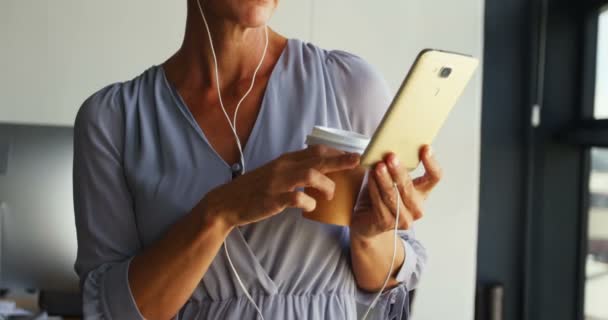 Mujer Negocios Tomando Café Mientras Escucha Música Teléfono Móvil Oficina — Vídeos de Stock