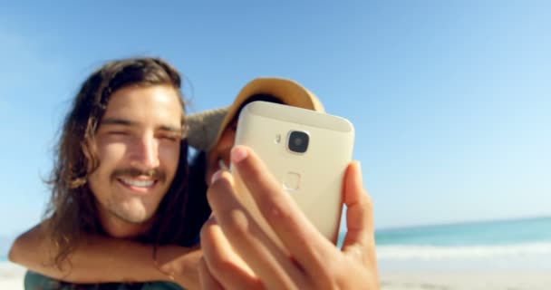 Pareja Tomando Selfie Con Teléfono Móvil Playa — Vídeos de Stock