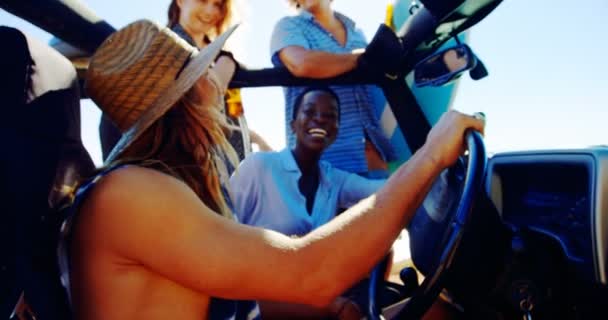 Ομάδα Φίλων Έχοντας Διασκέδαση Στο Αυτοκίνητο Στην Παραλία — Αρχείο Βίντεο