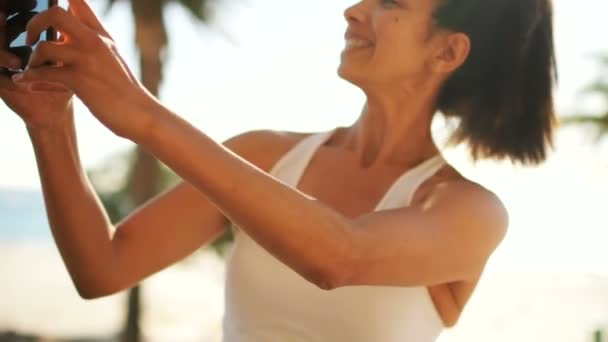 Mujer Tomando Selfie Balcón Casa — Vídeos de Stock