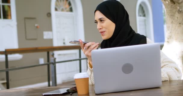 Hermosa Mujer Hijab Hablando Por Teléfono Móvil Cafetería — Vídeo de stock