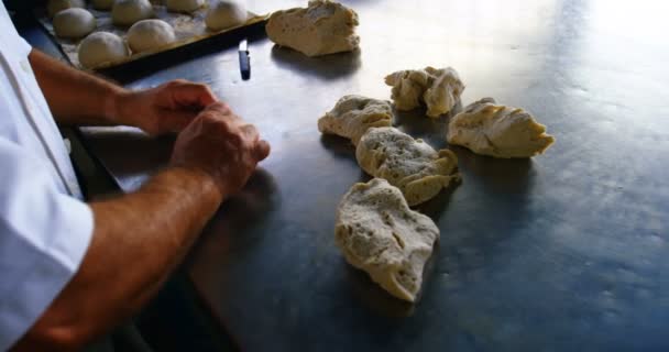 Połowie Sekcji Mężczyzna Szef Kuchni Przygotowuje Mieszonego Ciasta Piekarni Sklep — Wideo stockowe