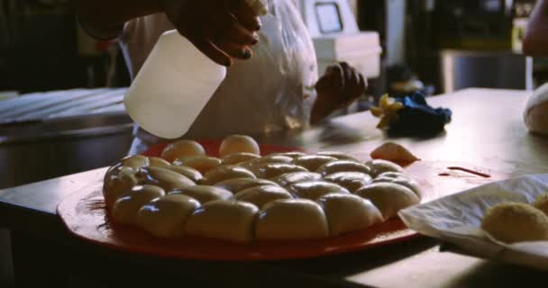 Chef Kok Het Sproeien Van Water Het Deeg Keuken — Stockvideo