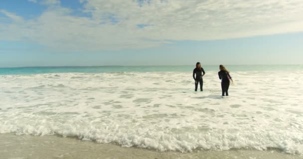 Paar Hat Spaß Zusammen Auf Dem Meer — Stockvideo