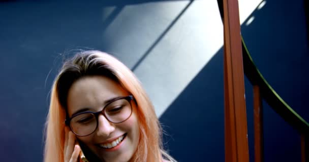 Καυκάσιος Γυναίκα Μιλάμε Για Κινητό Τηλέφωνο — Αρχείο Βίντεο