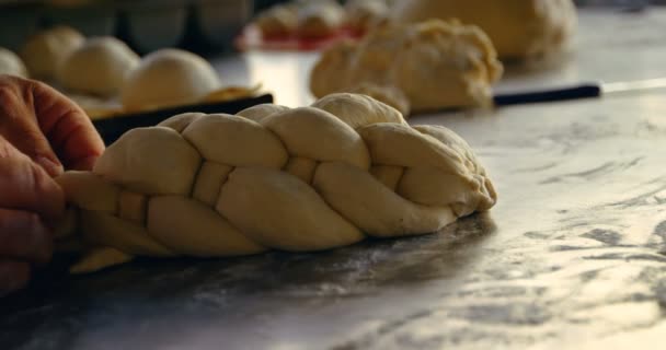 Chef Kok Vormen Lagen Van Croissant Deeg Aanrecht — Stockvideo