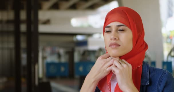 Mulher Bonita Vestindo Hijab Cidade — Vídeo de Stock