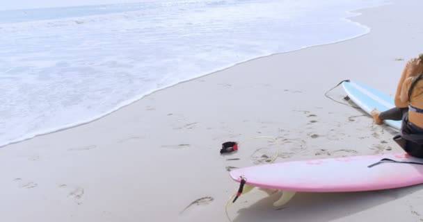 冲浪夫妇坐在冲浪板和浪漫在海滩上4K — 图库视频影像
