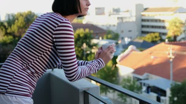 Donna Che Prende Caffè Sul Balcone Casa — Video Stock