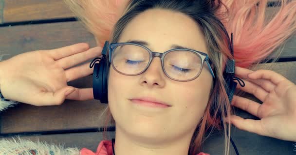 Ejecutiva Femenina Escuchando Música Auriculares Oficina — Vídeo de stock