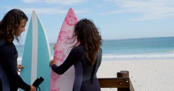 Casal Passarela Madeira Com Pranchas Surf Praia — Vídeo de Stock