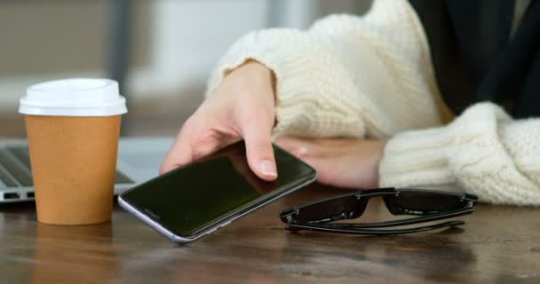 Mujer Hijab Usando Teléfono Móvil Cafetería — Vídeo de stock