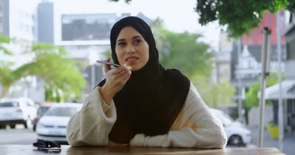 Mulher Bonita Hijab Falando Telefone Café Livre — Vídeo de Stock