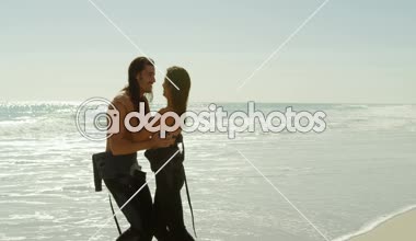 Oynak adam kadını kumsalda 4 k kaldırma