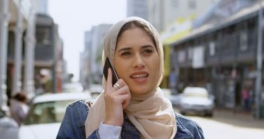 Cep telefonu 4 k üzerinde konuşurken hijab genç kadın