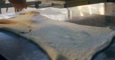 Erkek Şef bir hamur mutfak 4 k tutan Close-up