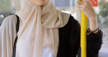 Kadının otobüs 4 k seyahat ederken hijab ayakta yakın çekim