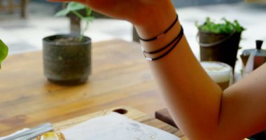 4 k kafede meze sahip kadın Close-up