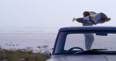 Araba 4 k eğleniyor eşarp ile mutlu kadın