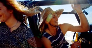 Arabada 4 k plajda eğlenmek arkadaş grubu