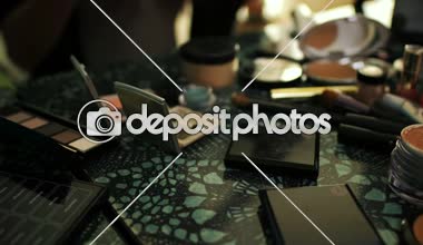 Kadın blogger kozmetik hakkında evde 4 k etkileşim