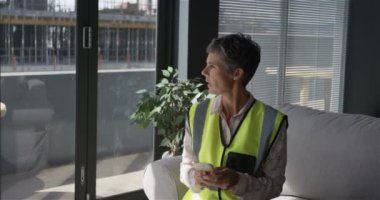 Kadın mühendis cep telefonu kullanma office 4 k