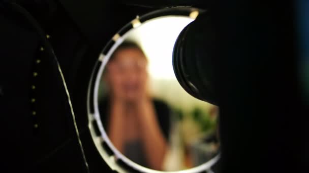 Όμορφη Γυναίκα Blogger Εφαρμογή Κρέμα Προσώπου Στο Σπίτι — Αρχείο Βίντεο