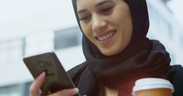 Όμορφη Γυναίκα Στο Χιτζάμπ Χρησιμοποιώντας Κινητό Τηλέφωνο Στην Πόλη — Αρχείο Βίντεο
