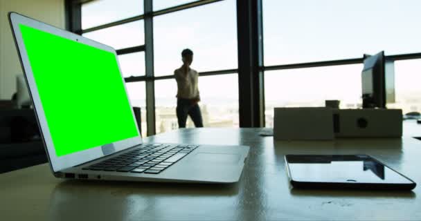 Laptop Tablet Digital Mesa Enquanto Empresária Falando Celular Escritório — Vídeo de Stock