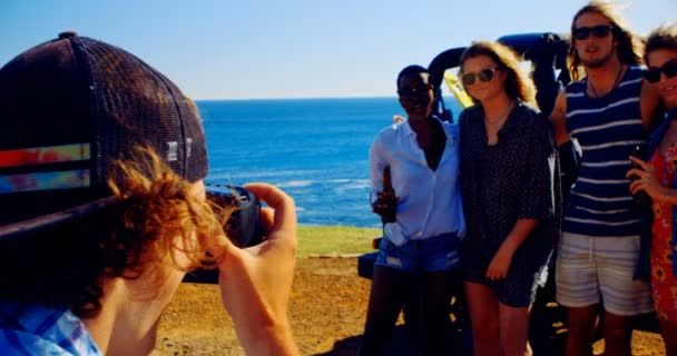 Uomo Scattare Foto Amici Con Macchina Fotografica Sulla Spiaggia — Video Stock