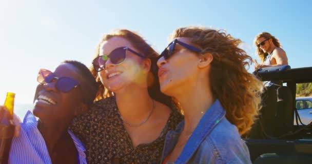 Grupa Przyjaciół Kobiece Zabawy Plaży Słoneczny Dzień — Wideo stockowe